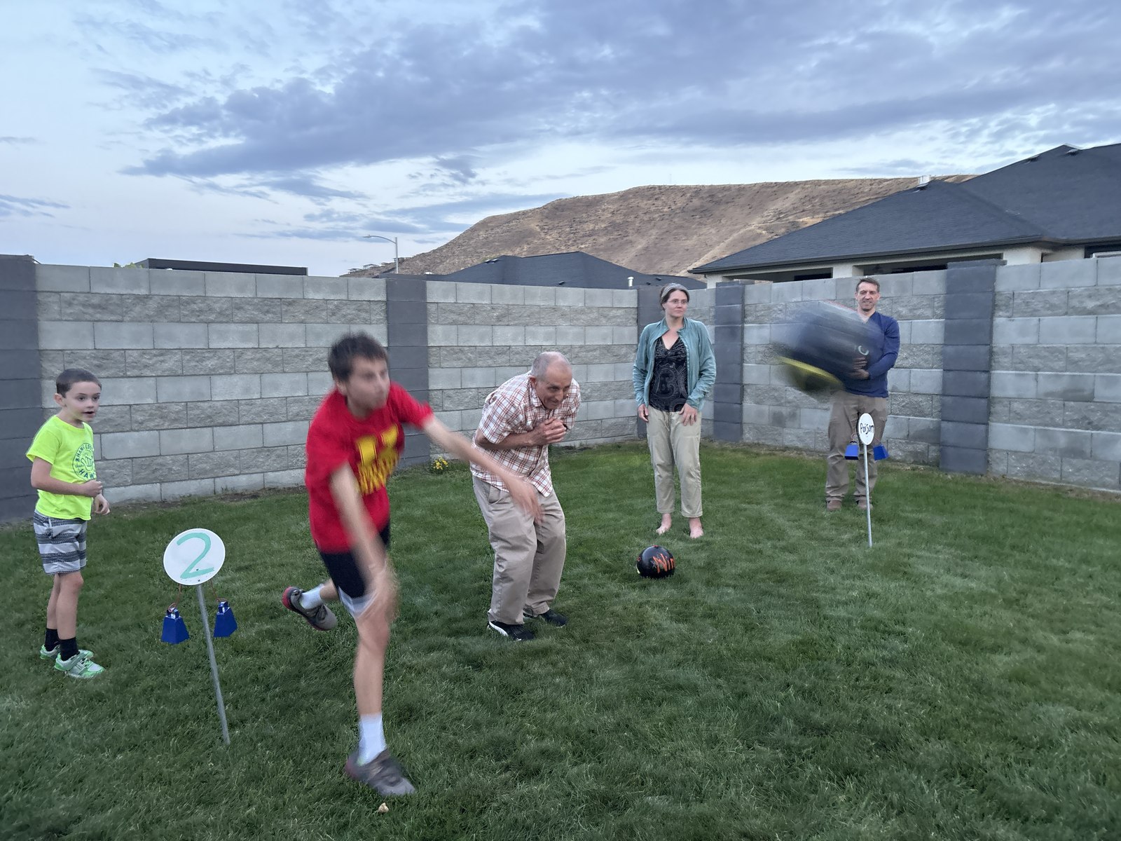 A Bolar throwing hard, a Poison Bola on its way to eliminate an opponent.